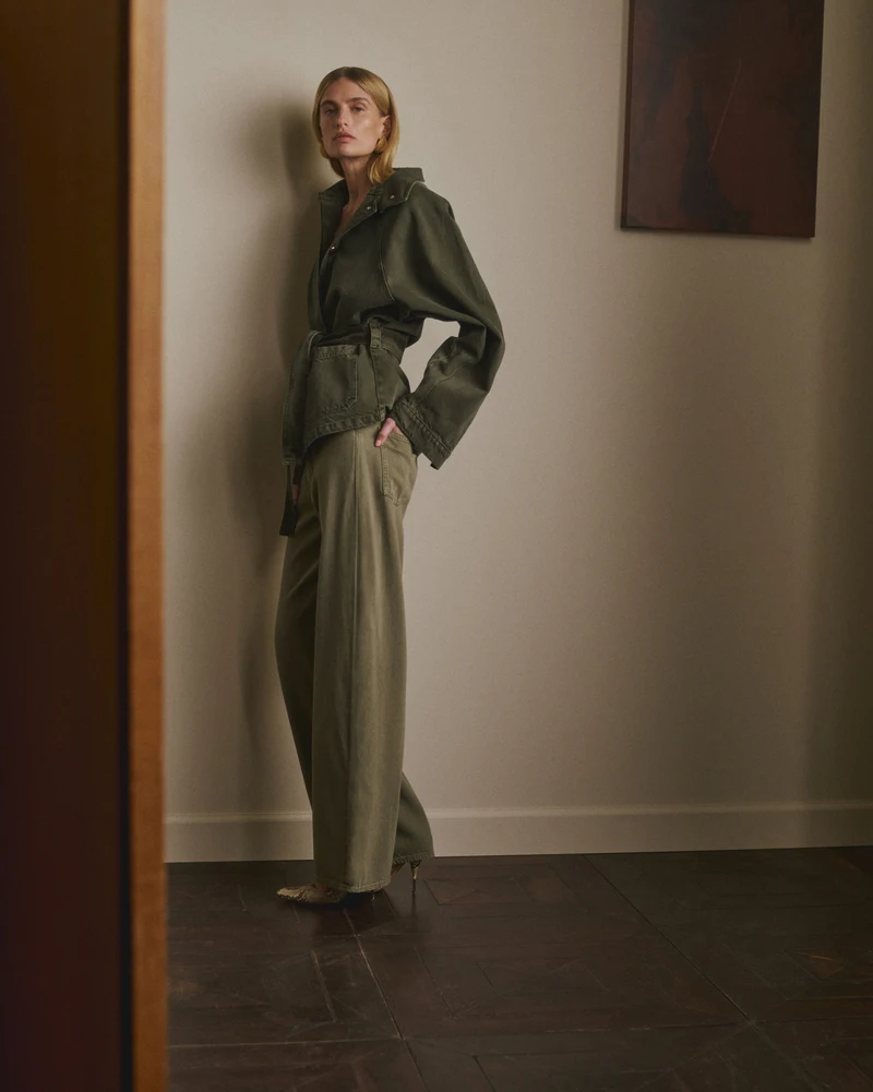 Olive shirt and wide trousers with a tied waist