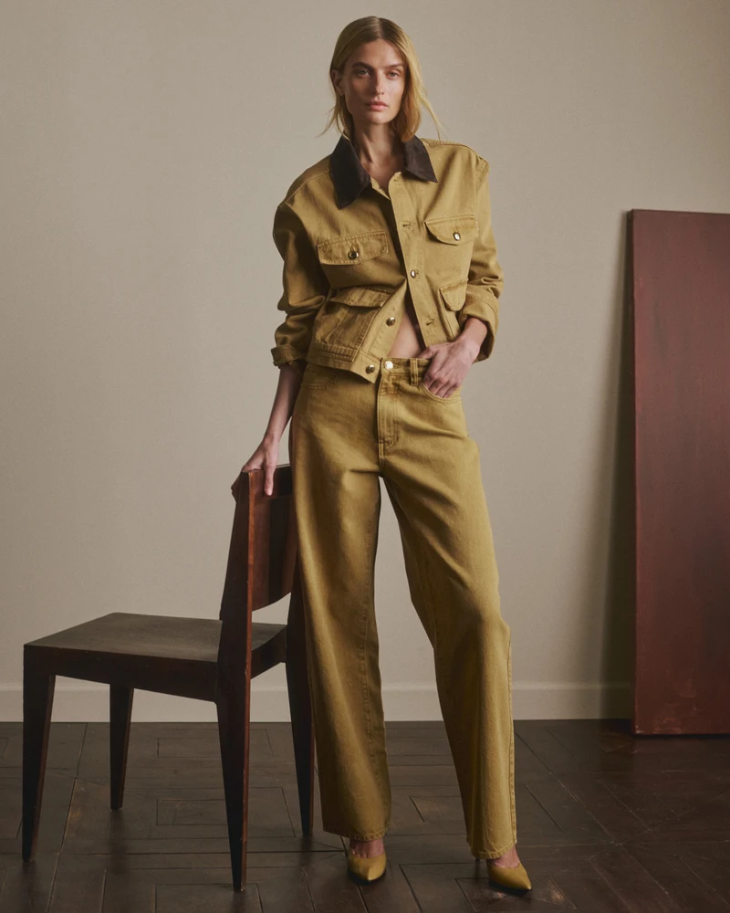 Front view of an ochre jacket and wide trousers