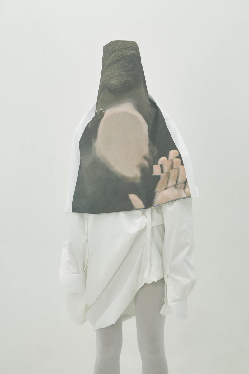 Finished white shirt with a distorted portrait scarf