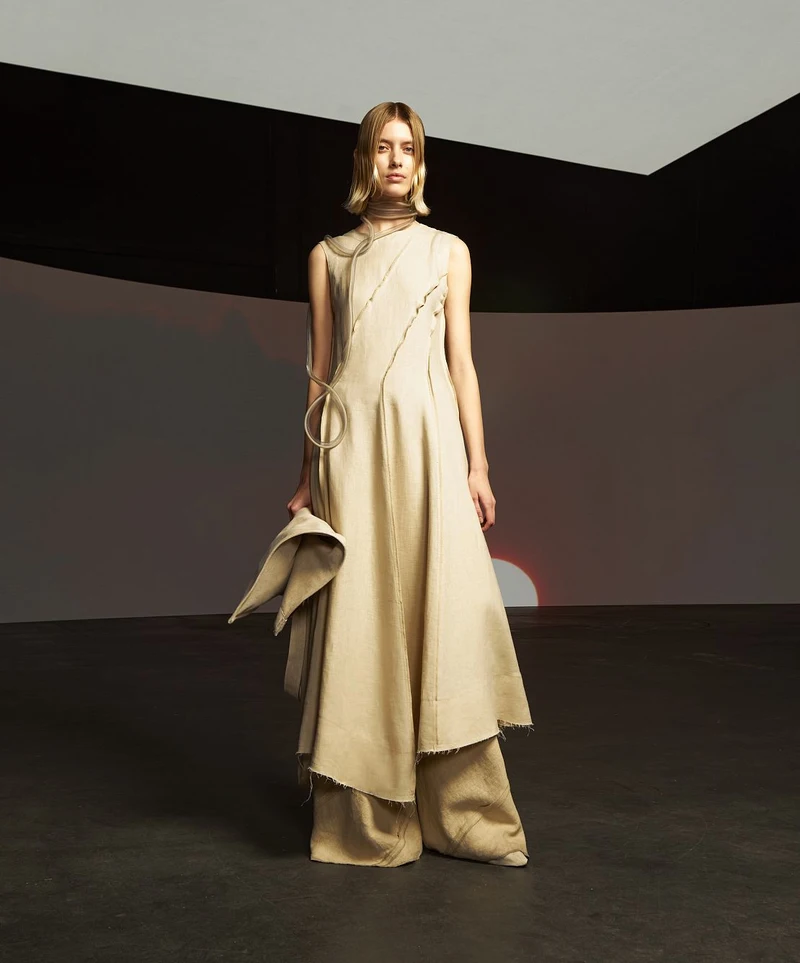 Cream spiral-cut look in the digital show
